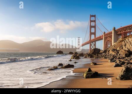 Golden Gate Bridge bei Sonnenuntergang in San Francisco, Kalifornien Stockfoto