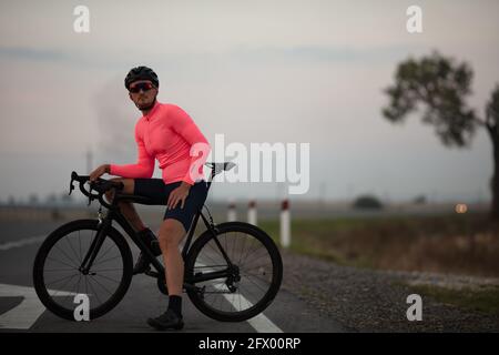 Radprofi entspannt sich nach dem Rennsport an der frischen Luft Stockfoto