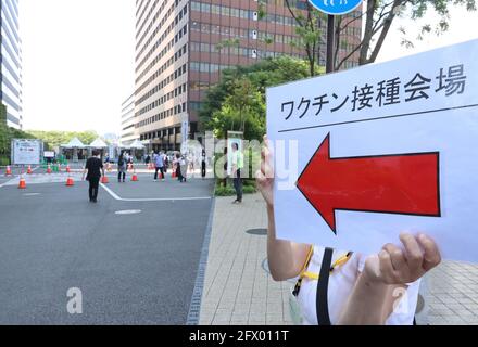 Tokio, Japan. Mai 2021. Ältere Menschen gehen zu einem Regierungsgebäude, in dem am 24 Dienstag, dem 25. Mai 2021, in Tokio ein staatlich betriebenes Massenimpfzentrum für COVID-19 eröffnet wurde. Die von den japanischen Selbstverteidigungskräften betriebenen Massenimpfzentren wurden in Tokio und Osaka für Menschen ab 65 Jahren eröffnet. Quelle: Yoshio Tsunoda/AFLO/Alamy Live News Stockfoto