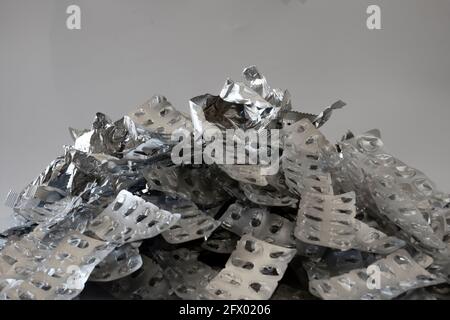 Ein Stapel gebrauchter und entleerter Medikamentenverpackungen. Folien. Selektiver Fokus. Stockfoto