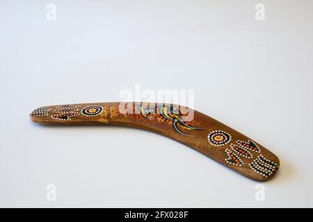 Farbenfrohe und verzierte Bumerang. australisches Souvenir, selektiver Fokus. Isolierter weißer Hintergrund. Stockfoto