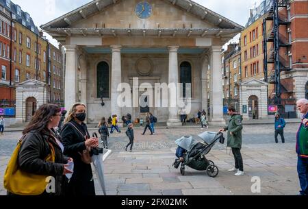 London. GROSSBRITANNIEN: 05.23.2021. Die Piazza in Covent Garden mit Blick auf die St. Pauls Kirche und eine Menge Besucher und Touristen. Stockfoto