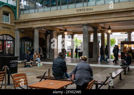 London. GROSSBRITANNIEN: 05.23.2021. Das Innere der North Hall of Covent Garden Market mit einer Menge von Besuchern und Touristen, die nach der Wiedereröffnung der Wirtschaft zurückkehren. Stockfoto