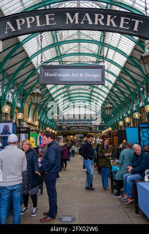 London. GROSSBRITANNIEN: 05.23.2021. Ein geschäftiges Apple Market mit einer großen Anzahl von Besuchern und Touristen, die nach der Lockerung der Covid-19-Beschränkungen zurückkehren. Stockfoto