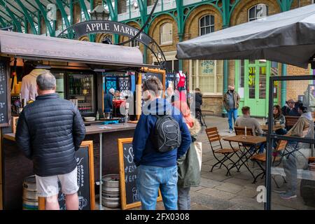 Eine Menge Touristen und Besucher genießen eine Pause in einem Restaurant auf dem Covent Garden Market, während die Wirtschaft nach der Lockdown von Covid-19 wieder eröffnet wird. Stockfoto