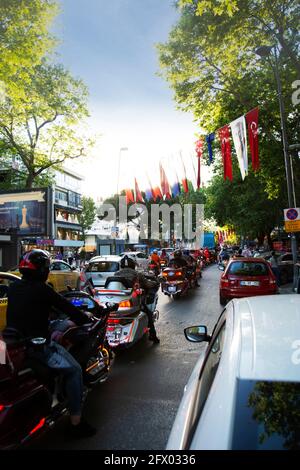 İstanbul, Türkei 19.05.2021 : 19. Mai Feiern auf der Straße. Stockfoto