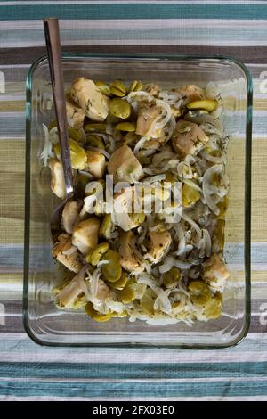 Artischocken mit Zwiebeln und Bohnen aus der traditionellen türkischen und mediterranen Küche, in Olivenöl gekocht. Draufsicht Stockfoto