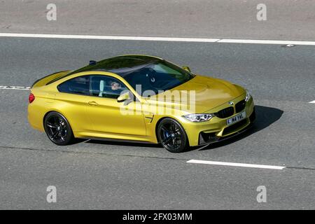 2014 BMW M4 gelbes 2978cc Benzincoupé; Fahrzeugverkehr, bewegliche Fahrzeuge, Autos, Fahrzeug auf britischen Straßen, Motoren, Fahren auf der Autobahn M6, britisches Straßennetz. Stockfoto