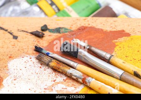 Satz Ölfarben mit Pinsel auf Palette, Nahaufnahme. Stockfoto