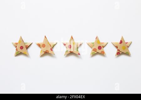 Bunte Punktmuster braun fünf Sterne Qualitätsbewertung auf weißem Hintergrund. Draufsicht Stockfoto