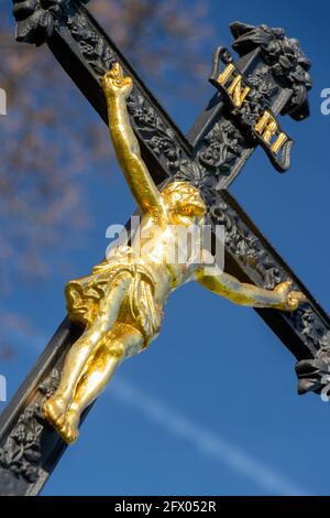 Ein eisernes Kreuz mit dem gekreuzigten Jesus Christus auf einem Hintergrund des blauen Himmels Stockfoto