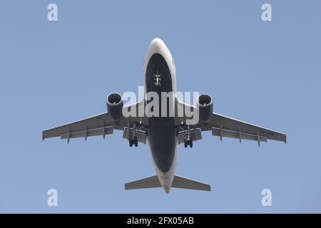 ISTANBUL, TÜRKEI - 27. FEBRUAR 2021: ULS Airlines Cargo Airbus A310-304F (CN 592) landet auf dem Flughafen Istanbul Atatürk. Stockfoto