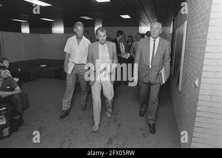 Konsultation zwischen Minister Van Dijk und den Beamtengewerkschaften; Van de Scheur (r) und Sonneveld, 15. Juli 1987, Beamtengewerkschaften, Niederlande, Presseagentur des 20. Jahrhunderts, Foto, News to remember, Dokumentarfilm, historische Fotografie 1945-1990, visuelle Geschichten, Menschliche Geschichte des zwanzigsten Jahrhunderts, Momente in der Zeit festzuhalten Stockfoto