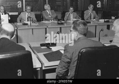 Konsultation zwischen Minister Van Dijk und den Beamtengewerkschaften von links nach rechts De Jong (CFO), Van de Scheur, Sonneveld und Vrins (alle ACOP), 15. Juli 1987, AMBTENARENBUNEN, Niederlande, Foto der Presseagentur des 20. Jahrhunderts, News to remember, Dokumentarfilm, historische Fotografie 1945-1990, visuelle Geschichten, Menschliche Geschichte des zwanzigsten Jahrhunderts, Momente in der Zeit festzuhalten Stockfoto