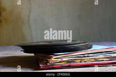 Alte Vinyls mit 45 U/min sind staubig und mit der Zeit abgenutzt Stockfoto