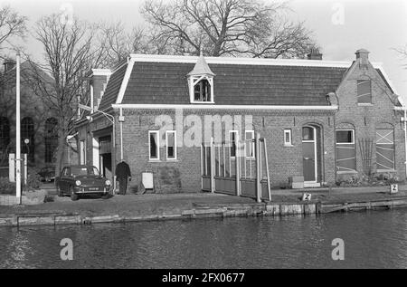 Maler brechen Fenster nach Explosion in Schießpulver-Fabrik in Muiden, Niederlande am vergangenen Freitag, 11. Dezember 1972, RUITEN, SCHILDERS, Explosionen, Niederlande, Foto der Presseagentur des 20. Jahrhunderts, Nachrichten zum erinnern, Dokumentarfilm, historische Fotografie 1945-1990, visuelle Geschichten, Menschliche Geschichte des zwanzigsten Jahrhunderts, Momente in der Zeit festzuhalten Stockfoto