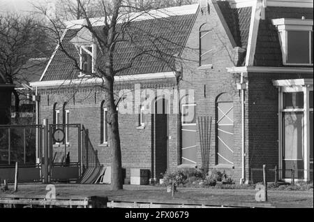 Maler brechen Fenster nach Explosion in Schießpulver-Fabrik in Muiden, Niederlande am vergangenen Freitag, 11. Dezember 1972, RUITEN, SCHILDERS, Explosionen, Niederlande, Foto der Presseagentur des 20. Jahrhunderts, Nachrichten zum erinnern, Dokumentarfilm, historische Fotografie 1945-1990, visuelle Geschichten, Menschliche Geschichte des zwanzigsten Jahrhunderts, Momente in der Zeit festzuhalten Stockfoto