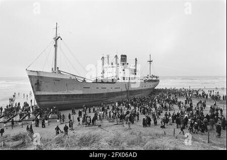 Schiff Stardust am Strand in der Nähe von s-Gravezande; Tausende von Zuschauern in der Nähe des Schiffes, 4. Januar 1976, Schiffe, Strände, Niederlande, Presseagentur des 20. Jahrhunderts, Foto, Nachrichten zum erinnern, Dokumentarfilm, historische Fotografie 1945-1990, visuelle Geschichten, Menschliche Geschichte des zwanzigsten Jahrhunderts, Momente in der Zeit festzuhalten Stockfoto