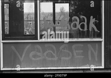 Schule in Leerdam in Brand gesetzt, Fenster mit RMS-Slogans bemalt, 22. Oktober 1976, Brände, Schulen, Niederlande, 20. Jahrhundert Presseagentur Foto, Nachrichten zu erinnern, Dokumentarfilm, historische Fotografie 1945-1990, visuelle Geschichten, Menschliche Geschichte des zwanzigsten Jahrhunderts, Momente in der Zeit festzuhalten Stockfoto