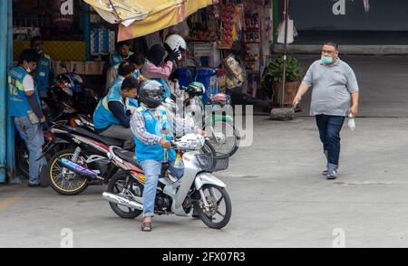 SAMUT PRAKAN, THAILAND, JULI 20 2020, Moto-Taxifahrer warten auf ihre Passagiere am Moto-Taxi-Bahnhof Stockfoto