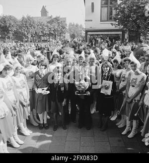 Der schottische Schüler Yorick gewinnt den ersten Preis im Essay-Wettbewerb in s Gravensande, 24. September 1977, Essays, Niederlande, 20. Jahrhundert Presseagentur Foto, Nachrichten zu erinnern, Dokumentarfilm, historische Fotografie 1945-1990, visuelle Geschichten, Menschliche Geschichte des zwanzigsten Jahrhunderts, Momente in der Zeit festzuhalten Stockfoto