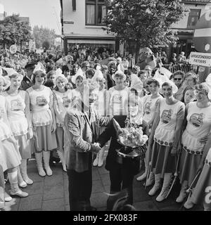 Der schottische Schüler Yorick gewinnt den ersten Preis im Essay-Wettbewerb in s Gravensande, 24. September 1977, Essays, Niederlande, Foto der Presseagentur des 20. Jahrhunderts, Nachrichten zur Erinnerung, Dokumentarfilm, historische Fotografie 1945-1990, visuelle Geschichten, Menschliche Geschichte des zwanzigsten Jahrhunderts, Momente in der Zeit festzuhalten Stockfoto