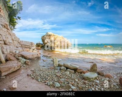 Seascape Mountain Conero Nationalpark, Blick auf den Sassi Neri Strand - schwarzer Steinstrand, Adriaküste, Sirolo, Marken, Italien, Europa Stockfoto