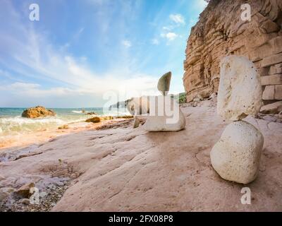 Steinskulpturen am Strand Sassi Neri - Schwarzer Steinstrand, Conero Regional Park, Sirolo, Marken, Italien. Stockfoto