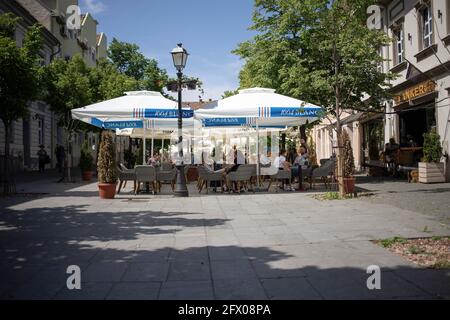 Belgrad, Serbien, 23. Mai 2021: Blick auf den Magistratplatz (Magistarski Trg) in Zemun mit Cafés und Gästen Stockfoto