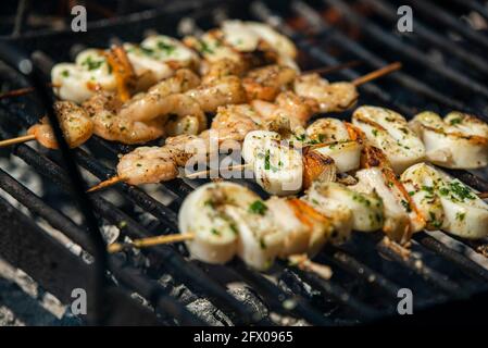 Fischspieße auf dem Grill 3 Stockfoto