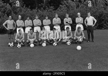 Niederländische Fußballnationalmannschaft: Graafland, Groot, Suurbi Eikenbroek, Israel, Pronk, Doesburg, Kemper, Kessler, Cruijff, Muller, Nuninga, Strik, van der Kuylen , 30. August 1967, Sport, Fußball, Niederlande, Presseagentur des 20. Jahrhunderts, Foto, Nachrichten zum erinnern, Dokumentarfilm, historische Fotografie 1945-1990, visuelle Geschichten, Menschliche Geschichte des zwanzigsten Jahrhunderts, Momente in der Zeit festzuhalten Stockfoto