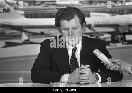 Senator Edward Kennedy mit seiner Familie auf dem Flughafen Schiphol mit Frau und Sohn Ted; Edward Kennedy während der Pressekonferenz am 25. April 1974, Pressekonferenzen, Senatoren, Niederlande, Presseagentur des 20. Jahrhunderts, Foto, Nachrichten zum erinnern, Dokumentarfilm, historische Fotografie 1945-1990, visuelle Geschichten, Menschliche Geschichte des zwanzigsten Jahrhunderts, Momente in der Zeit festzuhalten Stockfoto