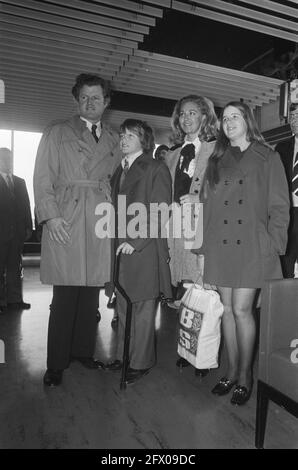 Senator Edward Kennedy mit seiner Familie am Flughafen Schiphol mit Frau und Sohn Ted; Edward Kennedy mit Frau, Sohn Ted und Tochter, 25. April 1974, Senatoren, Niederlande, 20. Jahrhundert Presseagentur Foto, Nachrichten zu erinnern, Dokumentarfilm, historische Fotografie 1945-1990, visuelle Geschichten, Menschliche Geschichte des zwanzigsten Jahrhunderts, Momente in der Zeit festzuhalten Stockfoto