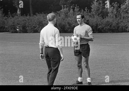 Auswahlmannschaft Niederländische Nationalmannschaft. Kessler (links) und E. Pieters Graafland, 30. August 1967, Teams, Sport, Fußball, Niederlande, Foto der Presseagentur des 20. Jahrhunderts, zu erinnerende Nachrichten, Dokumentarfilm, historische Fotografie 1945-1990, visuelle Geschichten, Menschliche Geschichte des zwanzigsten Jahrhunderts, Momente in der Zeit festzuhalten Stockfoto