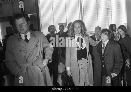 Senator Edward Kennedy mit seiner Familie am Flughafen Schiphol mit Frau und Sohn Ted; Frau und Sohn Ted, 25. April 1974, Senatoren, Niederlande, 20. Jahrhundert Presseagentur Foto, Nachrichten zu erinnern, Dokumentarfilm, historische Fotografie 1945-1990, visuelle Geschichten, Menschliche Geschichte des zwanzigsten Jahrhunderts, Momente in der Zeit festzuhalten Stockfoto