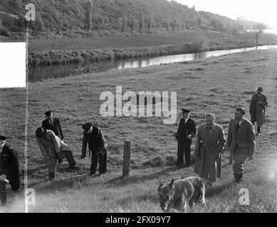 Serie: Grenzkorrektur bei Lobith und Elten. Beamte gehen über Stacheldraht, 22. April 1949, Beamte, Grenzen, Niederlande, Presseagentur des 20. Jahrhunderts, Foto, Nachrichten zum erinnern, Dokumentarfilm, historische Fotografie 1945-1990, visuelle Geschichten, Menschliche Geschichte des zwanzigsten Jahrhunderts, Momente in der Zeit festzuhalten Stockfoto