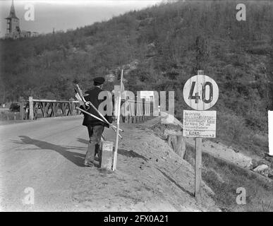 Serie: Grenzkorrektur bei Lobith und Elten. Grenzfahne an der Brücke, 22. April 1949, Brücken, Grenzen, Flaggen, Niederlande, Foto der Presseagentur des 20. Jahrhunderts, Nachrichten zum erinnern, Dokumentarfilm, historische Fotografie 1945-1990, visuelle Geschichten, Menschliche Geschichte des zwanzigsten Jahrhunderts, Momente in der Zeit festzuhalten Stockfoto