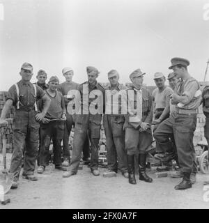 [Series Landmines cleared at Hook of Holland], August 1945, Landminen, Clearing, World war II, Rekonstruktion, Niederlande, Presseagentur des 20. Jahrhunderts, Foto, Nachrichten zum erinnern, Dokumentarfilm, historische Fotografie 1945-1990, visuelle Geschichten, Menschliche Geschichte des zwanzigsten Jahrhunderts, Momente in der Zeit festzuhalten Stockfoto