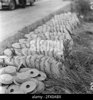 [Serie Landmines cleared at Hook of Holland], August 1945, Landminen, Freigaben, zweiter Weltkrieg, Rekonstruktion, Niederlande, Presseagentur des 20. Jahrhunderts, Foto, Nachrichten zum erinnern, Dokumentarfilm, historische Fotografie 1945-1990, visuelle Geschichten, Menschliche Geschichte des zwanzigsten Jahrhunderts, Momente in der Zeit festzuhalten Stockfoto