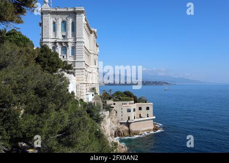 Monaco-ville, Monaco - 20. Februar 2021: Gebäude des Ozeanographischen Museums (musée Océanographique) mit EINEM wunderschönen Blick auf das Mittelmeer und den Cap Stockfoto