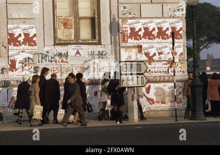 Serie Portugal, Wahlkampf/Straßenszenen in Lissabon (Anfang 1975); Straßenszenen mit Wahlplakaten, 1975, Politik, Wahlen, Niederlande, 20. Jahrhundert Presseagentur Foto, Nachrichten zu erinnern, Dokumentarfilm, historische Fotografie 1945-1990, visuelle Geschichten, Menschliche Geschichte des zwanzigsten Jahrhunderts, Momente in der Zeit festzuhalten Stockfoto