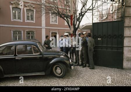 Serie Portugal, Wahlkampf/Straßenszenen in Lissabon (Anfang 1975); Eingangstor MFA-Kasernen, Militär und Bevölkerung, 1975, Kasernen, Militär, Politik, Wahlen, Niederlande, Foto der Presseagentur des 20. Jahrhunderts, Nachrichten zu erinnern, Dokumentarfilm, historische Fotografie 1945-1990, visuelle Geschichten, Menschliche Geschichte des zwanzigsten Jahrhunderts, Momente in der Zeit festzuhalten Stockfoto