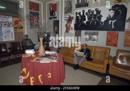 Serie Portugal, Wahlkampf/Straßenszenen in Lissabon (Anfang 1975); Innenbüro der Kommunistischen Partei, 1975, Politik, Wahlen, Niederlande, 20. Jahrhundert Presseagentur Foto, Nachrichten zu erinnern, Dokumentarfilm, historische Fotografie 1945-1990, visuelle Geschichten, Menschliche Geschichte des zwanzigsten Jahrhunderts, Momente in der Zeit festzuhalten Stockfoto