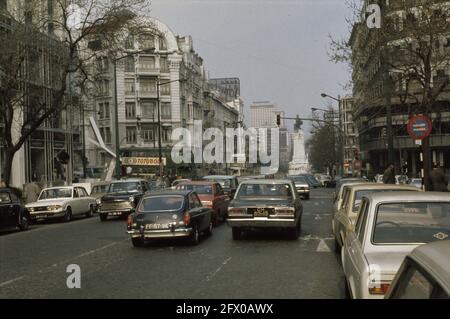 Serie Portugal, Wahlkampf/Straßenszenen in Lissabon (Anfang 1975); Straßenszenen mit Wahlplakaten, 1975, Politik, Wahlen, Niederlande, 20. Jahrhundert Presseagentur Foto, Nachrichten zu erinnern, Dokumentarfilm, historische Fotografie 1945-1990, visuelle Geschichten, Menschliche Geschichte des zwanzigsten Jahrhunderts, Momente in der Zeit festzuhalten Stockfoto