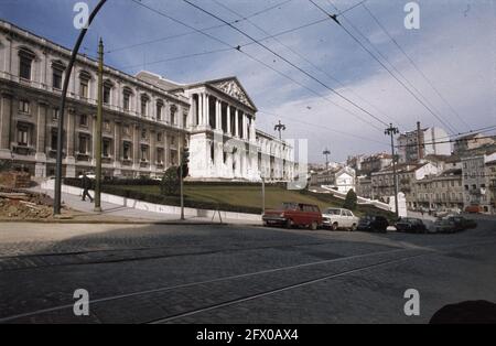 Serie Portugal, Wahlkampf/Straßenszenen in Lissabon; das Gebäude des portugiesischen Parlaments (Palacio de Sao Bento), 1975, Gebäude, Parlamente, Wahlen, Niederlande, Presseagentur des 20. Jahrhunderts, Foto, Nachrichten zum erinnern, Dokumentarfilm, historische Fotografie 1945-1990, visuelle Geschichten, Menschliche Geschichte des zwanzigsten Jahrhunderts, Momente in der Zeit festzuhalten Stockfoto