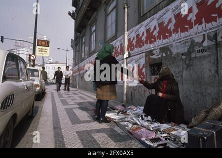 Serie Portugal, Wahlkampf/Straßenszenen in Lissabon (Anfang 1975); Straßenszenen mit Wahlplakaten, 1975, Politik, Wahlen, Niederlande, 20. Jahrhundert Presseagentur Foto, Nachrichten zu erinnern, Dokumentarfilm, historische Fotografie 1945-1990, visuelle Geschichten, Menschliche Geschichte des zwanzigsten Jahrhunderts, Momente in der Zeit festzuhalten Stockfoto