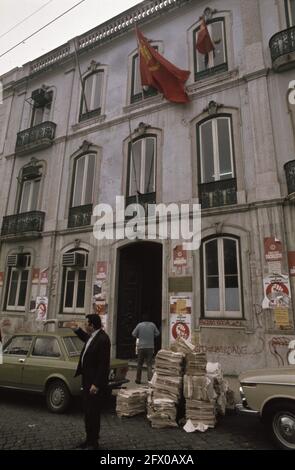 Serie von Portugal, Wahlkampf/Straßenszenen in Lissabon (Anfang 1975); Straßenszenen und Wahlplakate, 1975, Straßenszenen, Wahlen, Niederlande, 20. Jahrhundert Presseagentur Foto, Nachrichten zu erinnern, Dokumentarfilm, historische Fotografie 1945-1990, visuelle Geschichten, Menschliche Geschichte des zwanzigsten Jahrhunderts, Momente in der Zeit festzuhalten Stockfoto