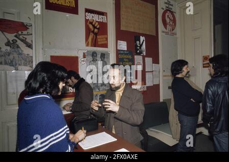 Serie Portugal, Wahlkampf/Straßenszenen in Lissabon (Anfang 1975); Innenbüro der Kommunistischen Partei, 1975, Politik, Wahlen, Niederlande, 20. Jahrhundert Presseagentur Foto, Nachrichten zu erinnern, Dokumentarfilm, historische Fotografie 1945-1990, visuelle Geschichten, Menschliche Geschichte des zwanzigsten Jahrhunderts, Momente in der Zeit festzuhalten Stockfoto