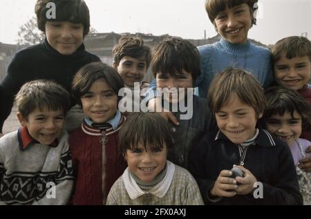 Serie Portugal, Wahlkampf/Straßenszenen in Lissabon (Anfang 1975); Lissabonner Slum mit Kindern, 1975, Kinder, Slums, Straßenszenen, Wahlen, Niederlande, Foto der Presseagentur des 20. Jahrhunderts, zu erinnerende Nachrichten, Dokumentarfilm, historische Fotografie 1945-1990, visuelle Geschichten, Menschliche Geschichte des zwanzigsten Jahrhunderts, Momente in der Zeit festzuhalten Stockfoto