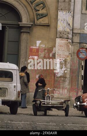 Serie Portugal, Wahlkampf/Straßenszenen in Lissabon (Anfang 1975); Straßenszenen und Wahlplakate, 1975, Tore, Straßenszenen, Wahlen, Niederlande, Presseagentur des 20. Jahrhunderts, Foto, Nachrichten zum erinnern, Dokumentarfilm, historische Fotografie 1945-1990, visuelle Geschichten, Menschliche Geschichte des zwanzigsten Jahrhunderts, Momente in der Zeit festzuhalten Stockfoto